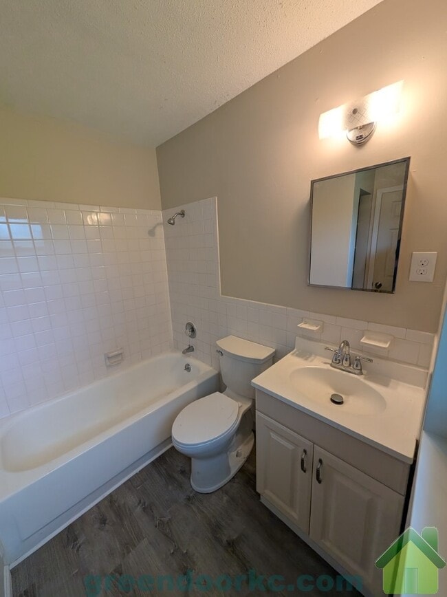Building Photo - 420 Holiday Dr