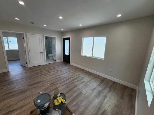 Building Photo - 528 Amherst Dr