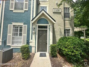 Building Photo - 13700 Richmond Park Dr N