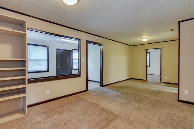 Building Photo - Quaint Three Bedroom