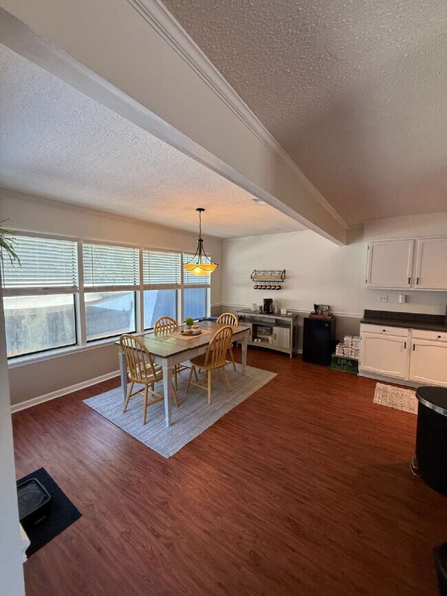 Foto del edificio - "Charming 3-Bedroom Townhouse Retreat in Beaufort - Spacious 1742 sq ft on Battery Lane!"