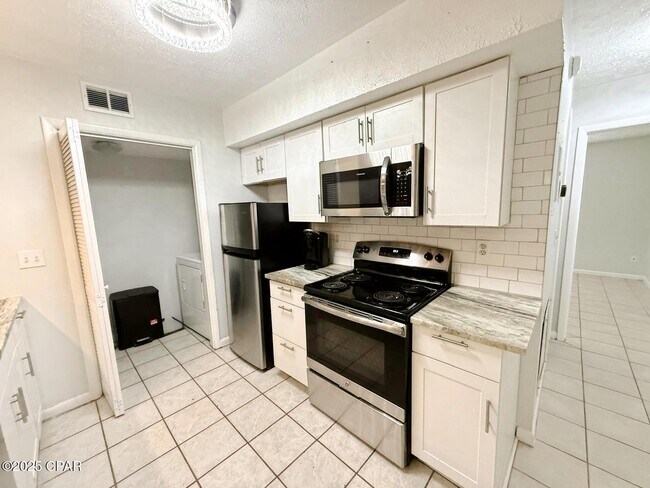 Foto del edificio - 4113 Holiday Dr
