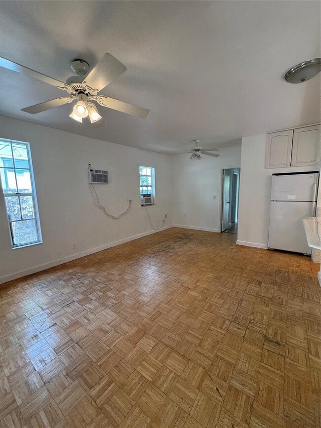 Building Photo - 113 SE 4th St