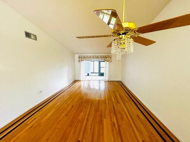 Foto del edificio - 1725 Pine Ridge Way E