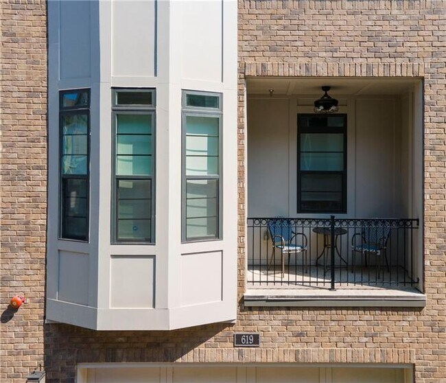 Foto del edificio - 619 Broadview Terrace NE