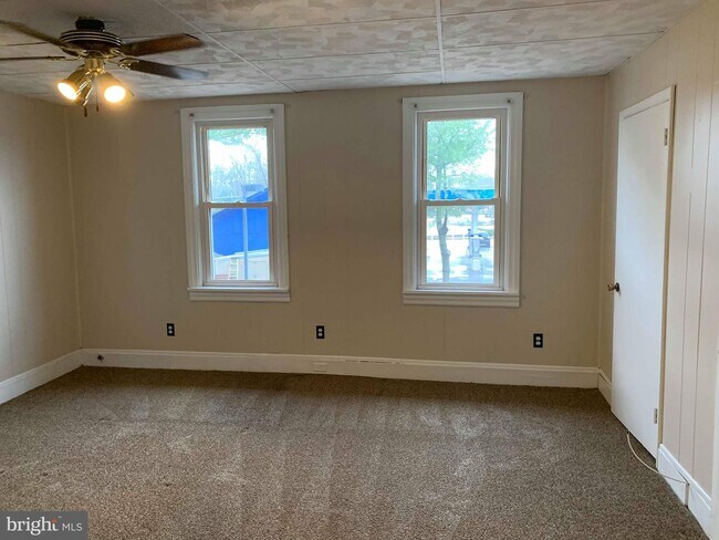 Building Photo - 9 N Woodbury Rd