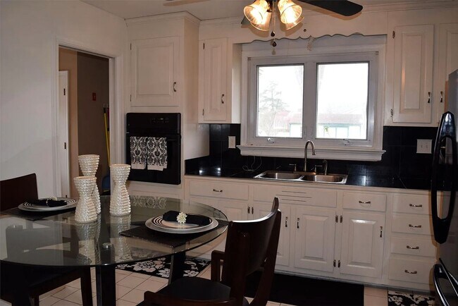 Foto del edificio - All brick rancher close to White Oak Mall and Richmond International Airport