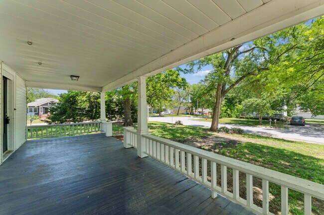 Foto del edificio - Welcome home to this stunning, light-filled rental that truly has it all! Featuring huge living s...