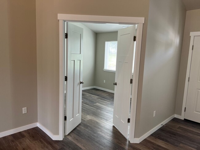 Building Photo - Country quiet, brand new house