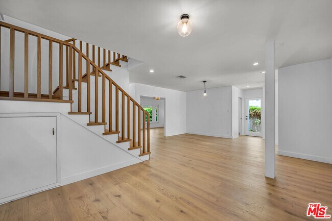 Building Photo - 854 25th St