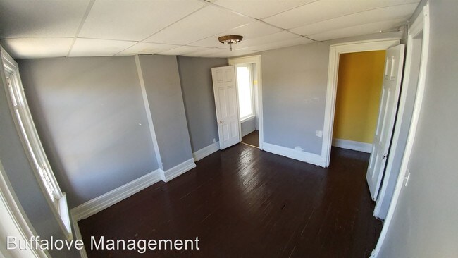 Building Photo - 588 Niagara St