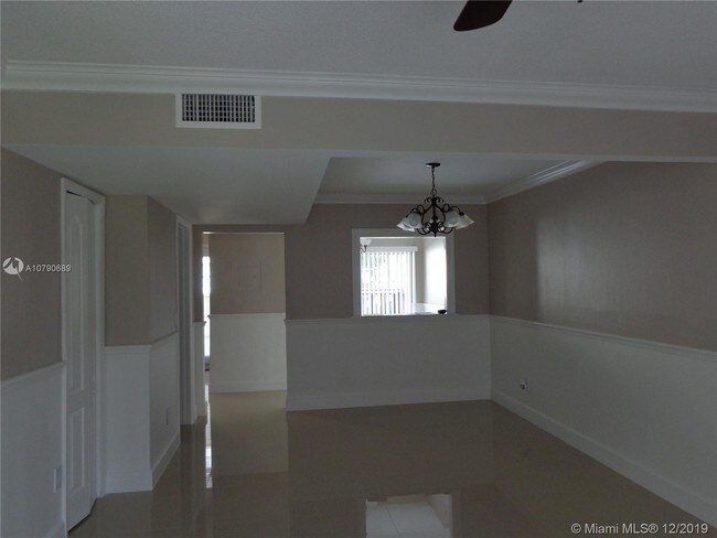 Building Photo - 10756 N Kendall Dr
