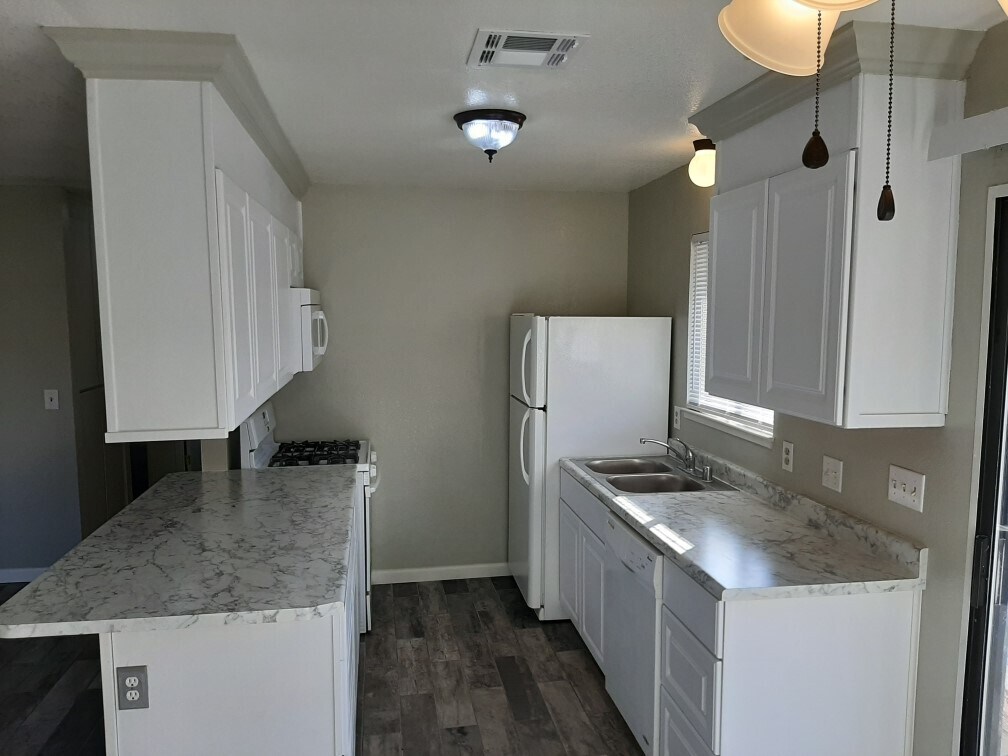 Kitchen - 2556 Sabre Ct