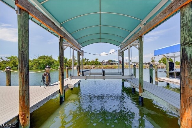 Building Photo - 3864 Royal Palm Dr