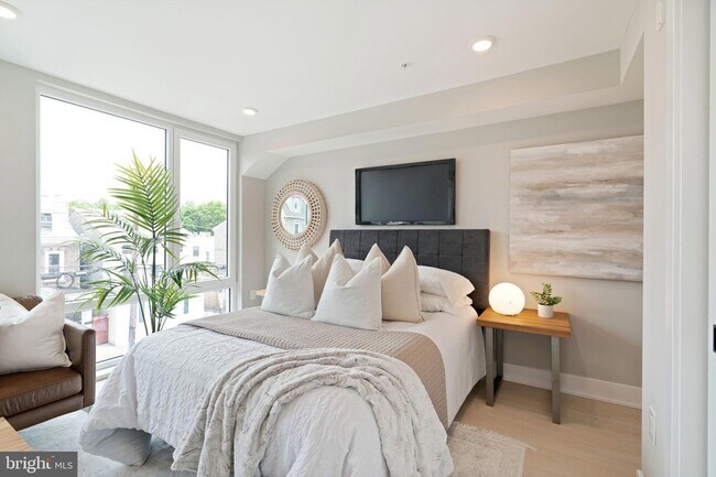Foto del edificio - 6604 Ridge Ave