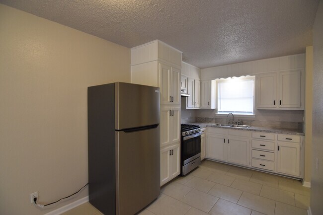 Building Photo - 118 South Dr