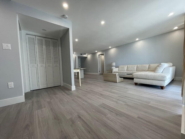 Building Photo - 18061 Biscayne Blvd
