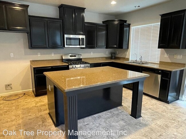 Building Photo - 4 br, 2.5 bath House - 3172 N. Hornet Avenue