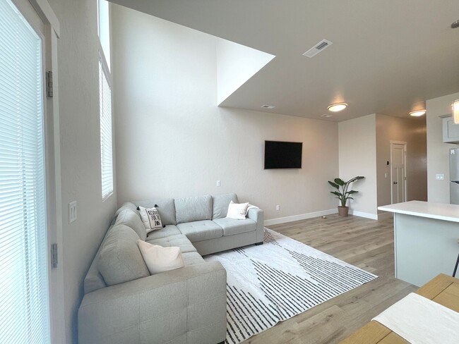 Foto del edificio - Bright 3br Townhome (New Build)