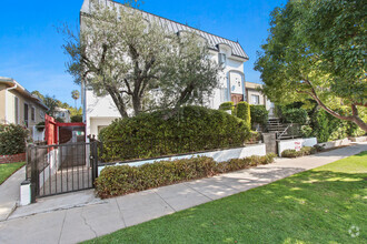 Building Photo - 1037 10th Street in Santa Monica - North o...