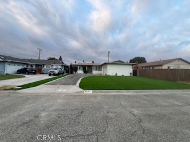 Foto principal - 329 E Edna Pl