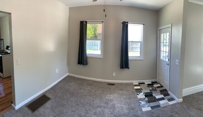 Building Photo - NE 2 bedroom home on quiet street at 17 Ma...