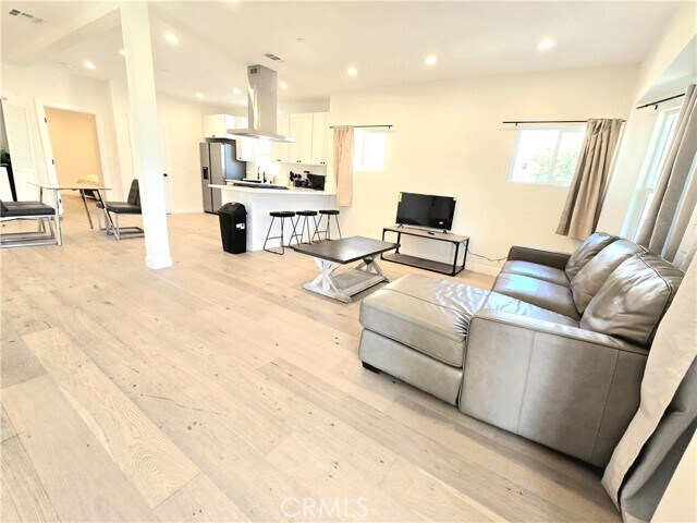 Foto del edificio - 1225 W 41st St