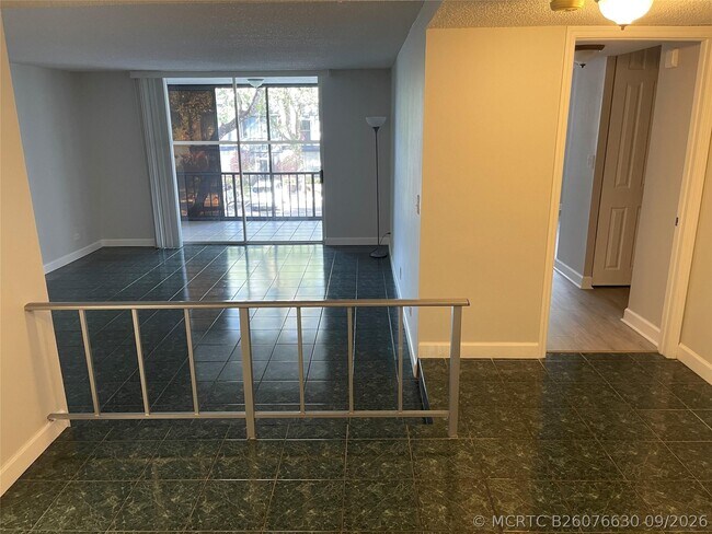 Building Photo - 3740 Inverrary Dr