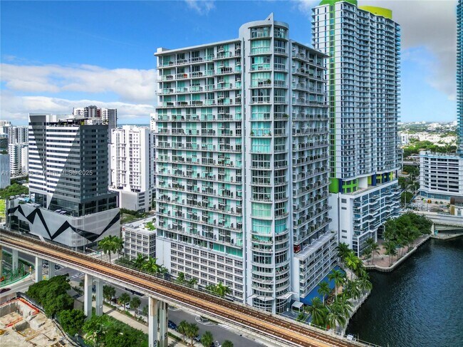 Foto del edificio - 690 SW 1st Ct