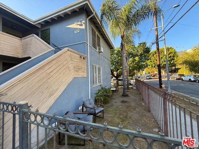 Building Photo - 883 N Hoover St