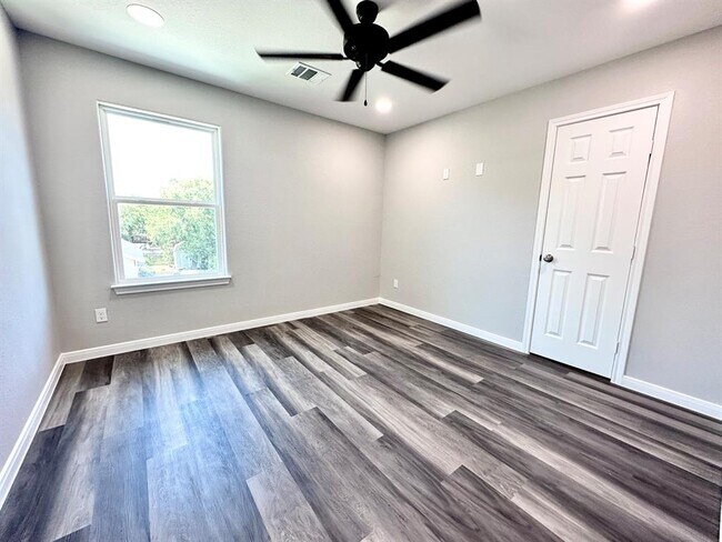 Building Photo - 915 Oak Grove