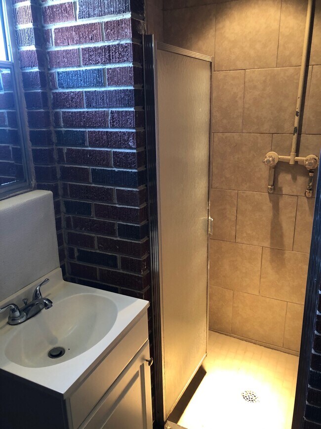 Foto del edificio - 2-102 Catherine Ave