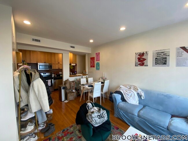 Building Photo - 69 Babcock St