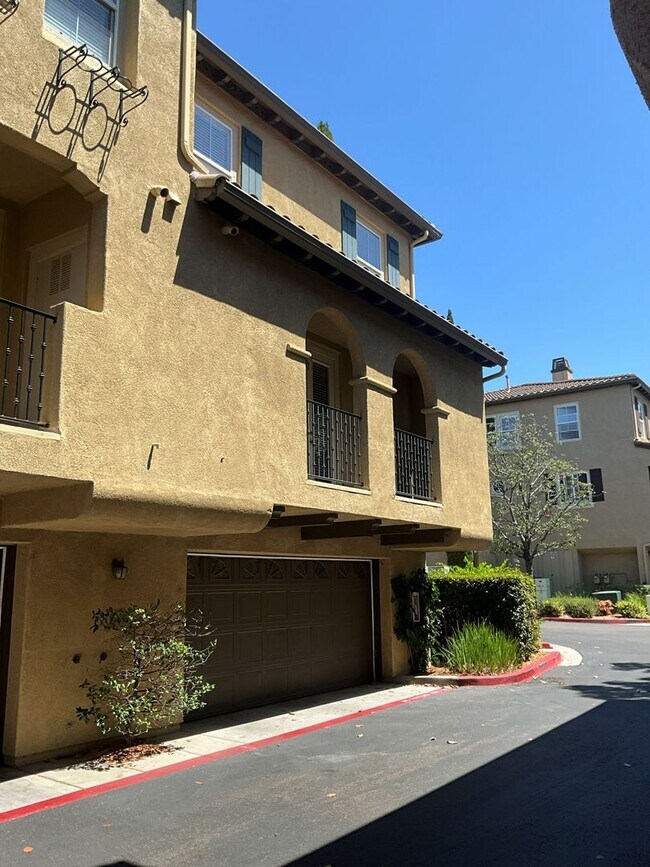 Foto del edificio - Newly Remodeled 4 Bedroom Townhome in Torrey Highlands - END UNIT