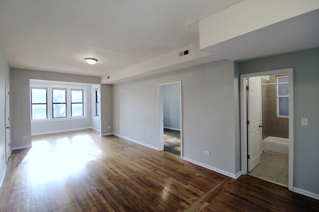 Building Photo - 4808 N Ridgeway Ave