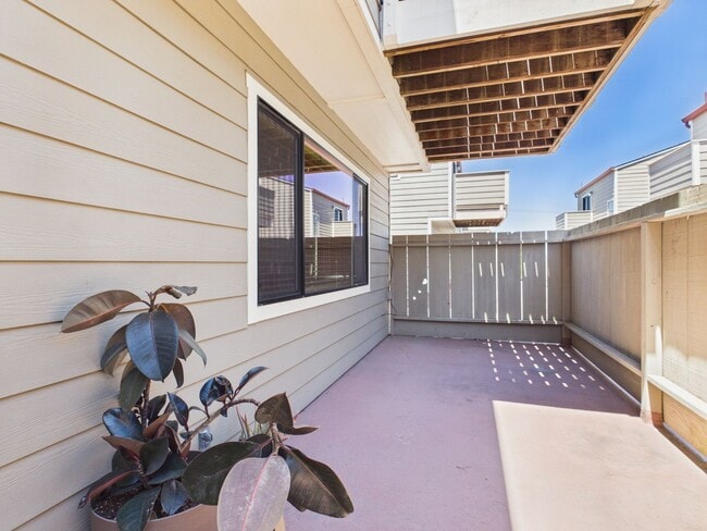 Building Photo - Sumaya Condo 2 Bed/2 bath with Fireplace. Includes washer and dryer