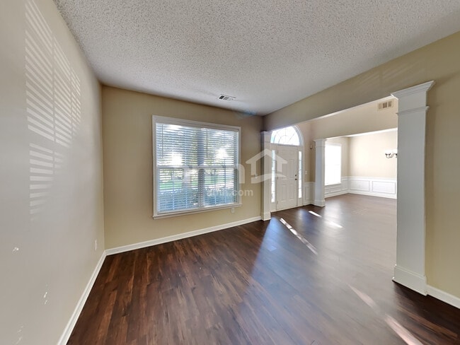 Building Photo - 3156 Elmendorf Dr NW