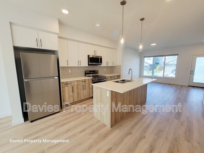 Photo du bâtiment - 4677-4177 177 Ave NW