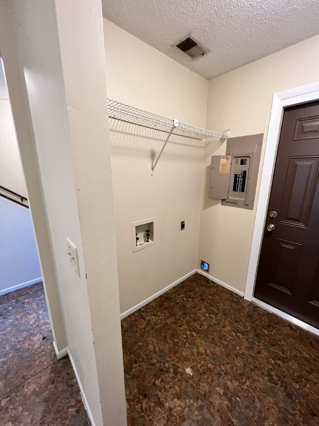 Building Photo - Townhouse For Rent