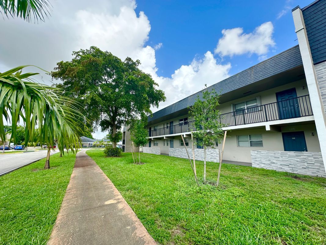 Foto principal - 8001 Fairview Dr