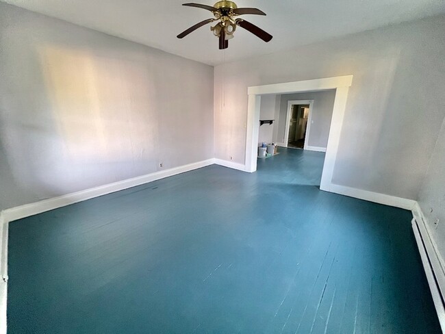 Building Photo - Large Remodeled 3 bed 1.5 Bath Home with O...