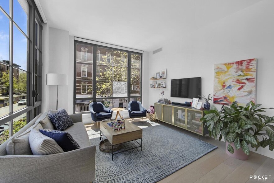 Foto principal - 438 E 12th St