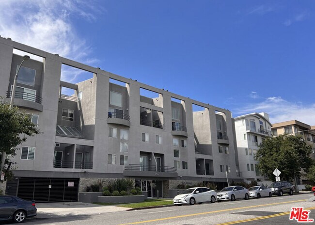 Foto del edificio - 1617 S Beverly Glen Blvd