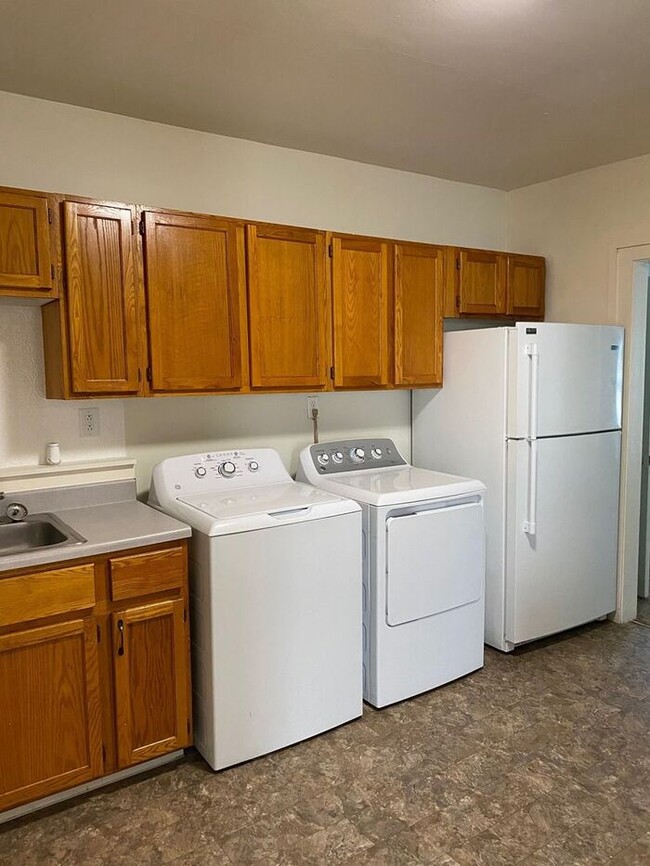 Building Photo - Cute 2 Bedroom with Washer/Dryer Hookup