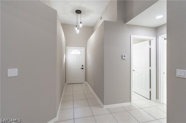 Foto del edificio - 1704 Royal Cir