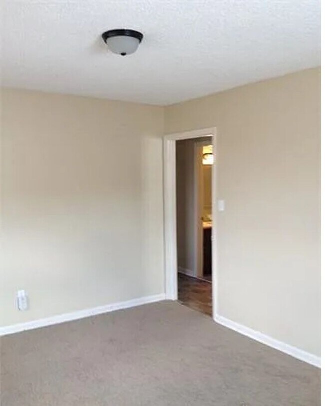 Building Photo - This lovely 2 bedroom 1 bath duplex is loc...