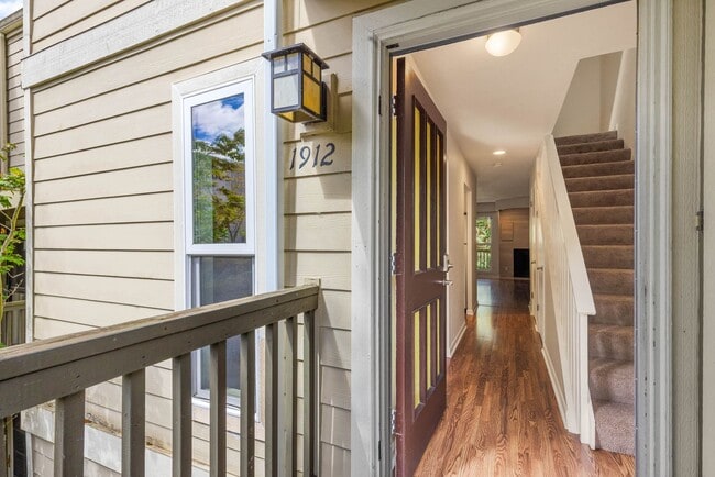 Building Photo - Bright 2 Bedroom Townhouse with Creek Views and Excellent Commuter Location