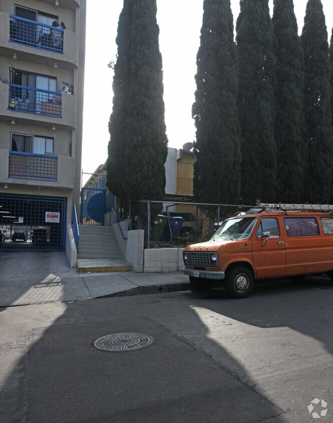 Foto del edificio - 826 S Grand View St
