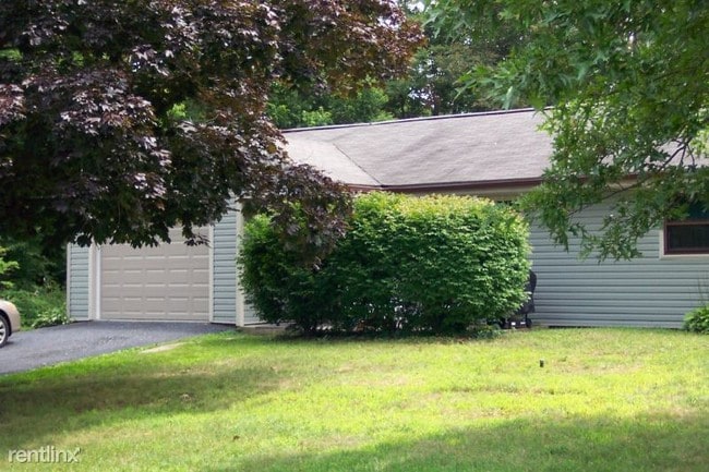 Building Photo - 3 br, 1 bath Apartment - 4 Windy Hill Rd.