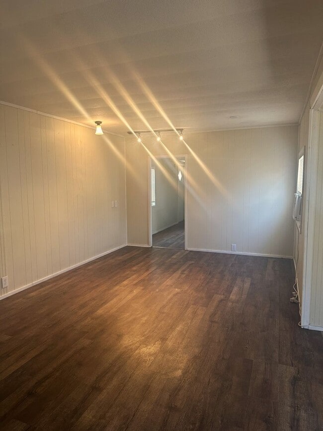 Building Photo - Cozy House